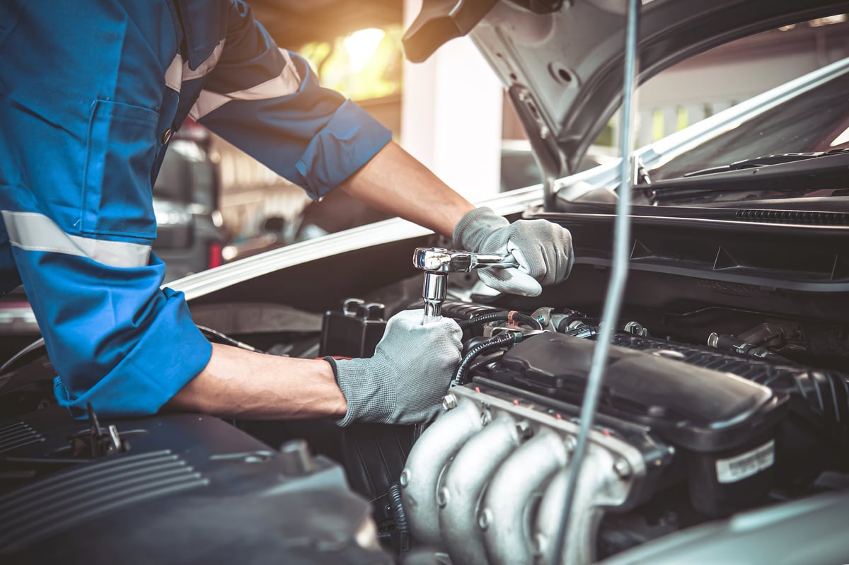 Zirve Motors'ta araç motoru üzerinde çalışan teknisyen